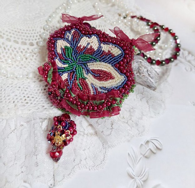 Halskæde Enchantement d'Automne broderet med Bordeaux perler, blonder, forskellige perler og frøperler