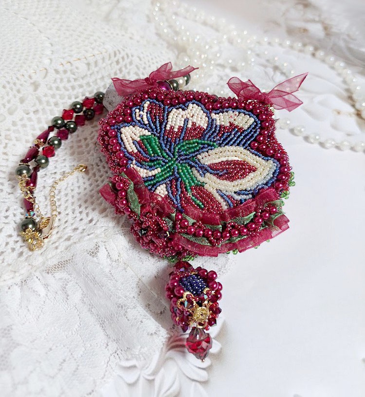 Halskæde Enchantement d'Automne broderet med Bordeaux perler, blonder, forskellige perler og frøperler