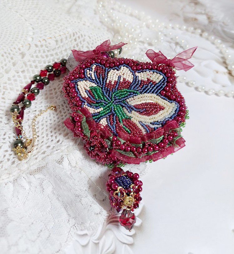 Halskæde Enchantement d'Automne broderet med Bordeaux perler, blonder, forskellige perler og frøperler