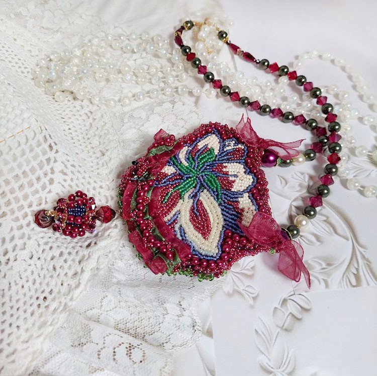 Halskæde Enchantement d'Automne broderet med Bordeaux perler, blonder, forskellige perler og frøperler