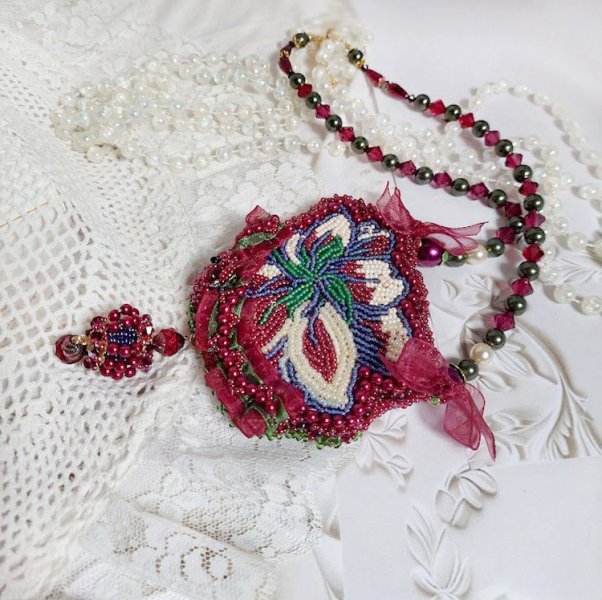 Halskæde Enchantement d'Automne broderet med Bordeaux perler, blonder, forskellige perler og frøperler
