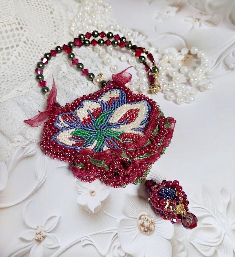 Halskæde Enchantement d'Automne broderet med Bordeaux perler, blonder, forskellige perler og frøperler