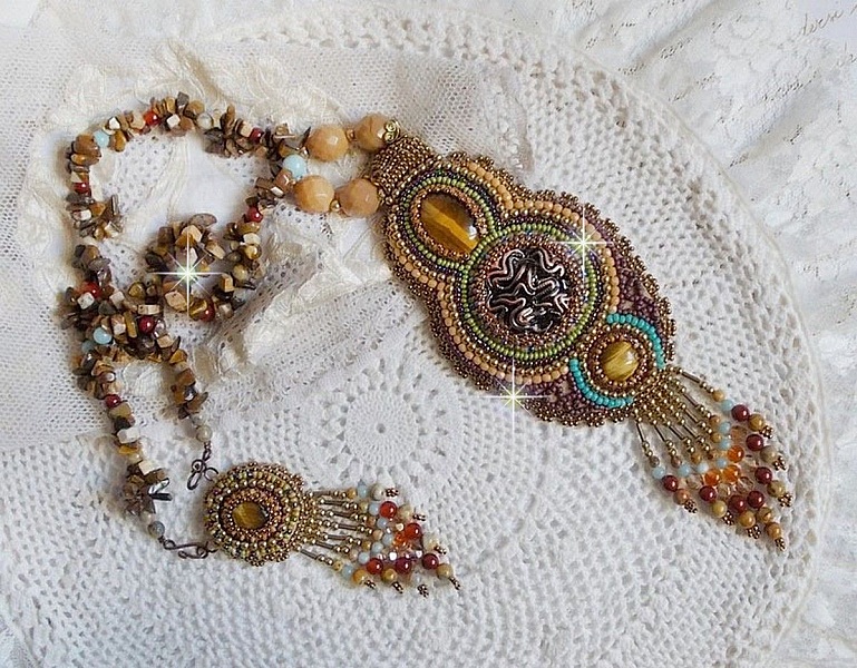 Collier artisanal unique en pierres naturelles, perles et cristaux.