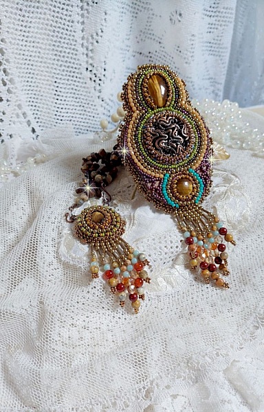 Collier artisanal unique en pierres de gemme et perles.