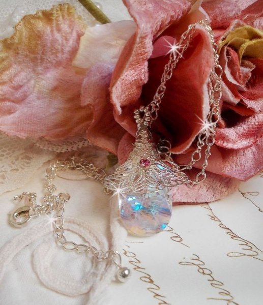 Blomsterhalsk&aelig;de i s&oslash;lv med et smukt vedh&aelig;ng i Swarovski krystal, en hjerteformet s&oslash;lvindsats med k&aelig;de, ringe, l&aring;s og forl&aelig;ngerk&aelig;de i s&oslash;lv 925/1000