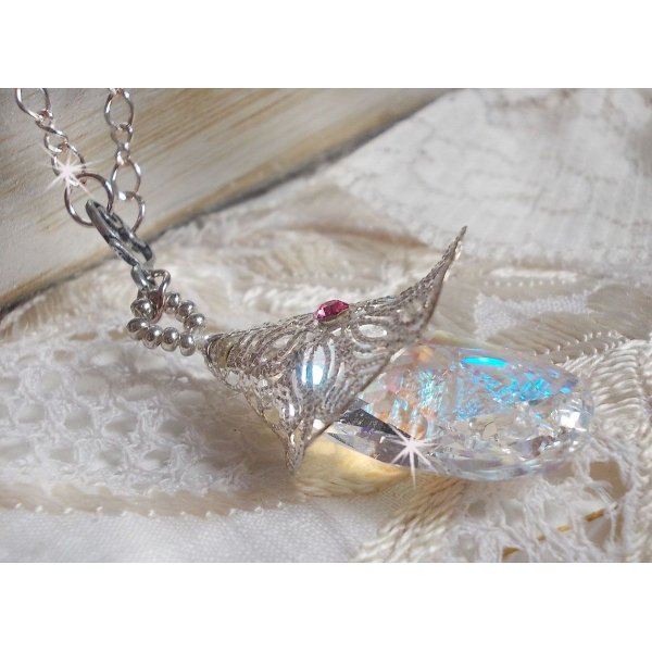 Blomsterhalsk&aelig;de i s&oslash;lv med et smukt vedh&aelig;ng i Swarovski krystal, en hjerteformet s&oslash;lvindsats med k&aelig;de, ringe, l&aring;s og forl&aelig;ngerk&aelig;de i s&oslash;lv 925/1000