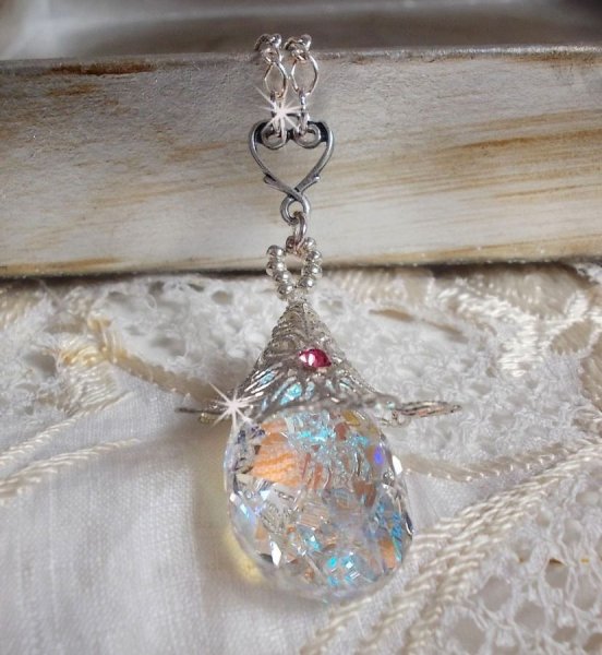 Blomsterhalsk&aelig;de i s&oslash;lv med et smukt vedh&aelig;ng i Swarovski krystal, en hjerteformet s&oslash;lvindsats med k&aelig;de, ringe, l&aring;s og forl&aelig;ngerk&aelig;de i s&oslash;lv 925/1000