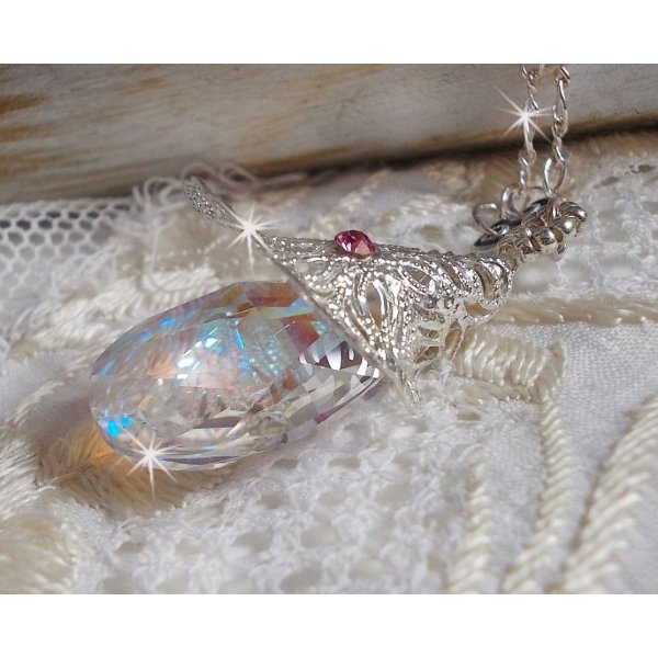 Blomsterhalsk&aelig;de i s&oslash;lv med et smukt vedh&aelig;ng i Swarovski krystal, en hjerteformet s&oslash;lvindsats med k&aelig;de, ringe, l&aring;s og forl&aelig;ngerk&aelig;de i s&oslash;lv 925/1000