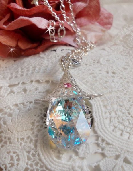 Blomsterhalsk&aelig;de i s&oslash;lv med et smukt vedh&aelig;ng i Swarovski krystal, en hjerteformet s&oslash;lvindsats med k&aelig;de, ringe, l&aring;s og forl&aelig;ngerk&aelig;de i s&oslash;lv 925/1000