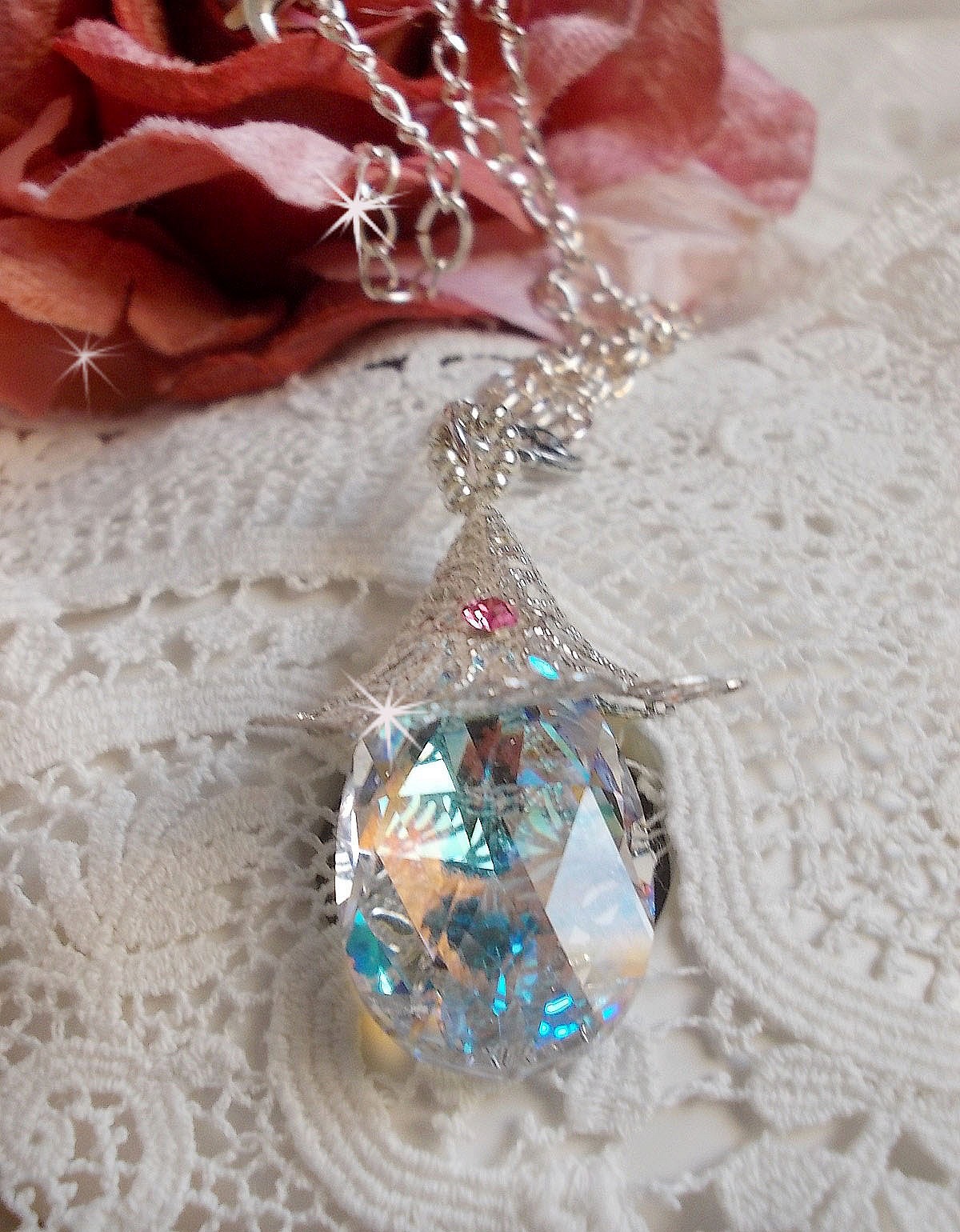 Confortable et élégant, ce collier s'ajuste parfaitement à votre cou grâce à sa chaînette d'extension pratique