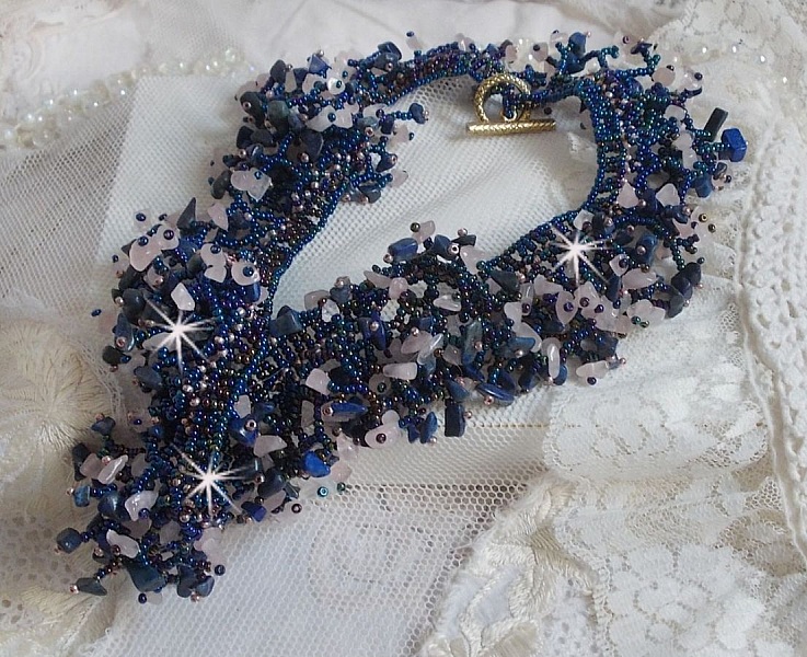 Koralblomsterhalsk&aelig;de med fr&oslash;perler og halv&aelig;delsten som kvarts, sodalit og lapis lazuli.