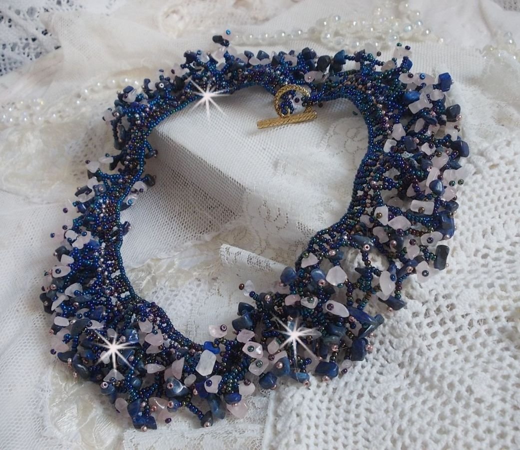 Koralblomsterhalskæde med frøperler og halvædelsten som kvarts, sodalit og lapis lazuli.