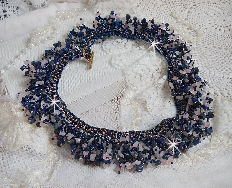 Koralblomsterhalsk&aelig;de med fr&oslash;perler og halv&aelig;delsten som kvarts, sodalit og lapis lazuli.