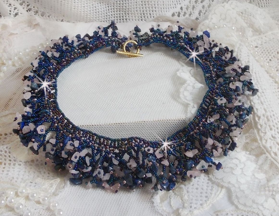 Koralblomsterhalskæde med frøperler og halvædelsten som kvarts, sodalit og lapis lazuli.