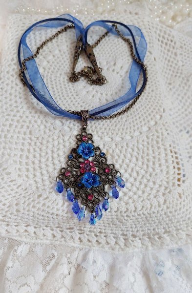 Collier Fleurs Bleues avec estampe, fleurs en r&eacute;sine, rubans, queue de rat, cabochons zirconium et perles cristal Swarovski