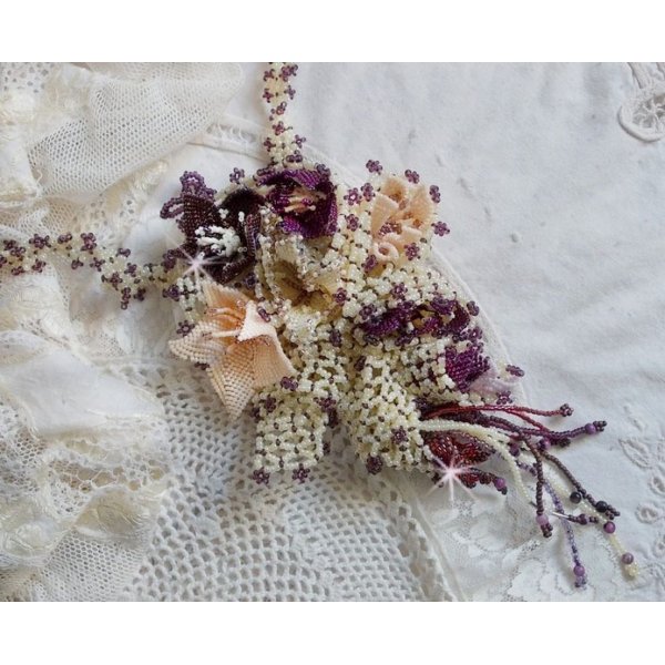 Halsk&aelig;de Les Floralies monteret med &aelig;delsten : Sugilite og Miyuki Delicas perler af forskellige farver 