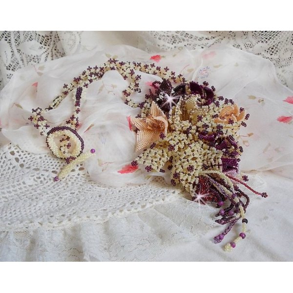 Halsk&aelig;de Les Floralies monteret med &aelig;delsten : Sugilite og Miyuki Delicas perler af forskellige farver 