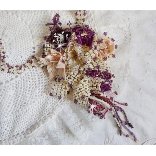 Halsk&aelig;de Les Floralies monteret med &aelig;delsten : Sugilite og Miyuki Delicas perler af forskellige farver 