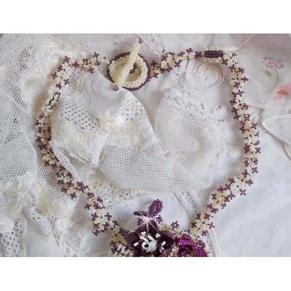 Halsk&aelig;de Les Floralies monteret med &aelig;delsten : Sugilite og Miyuki Delicas perler af forskellige farver 