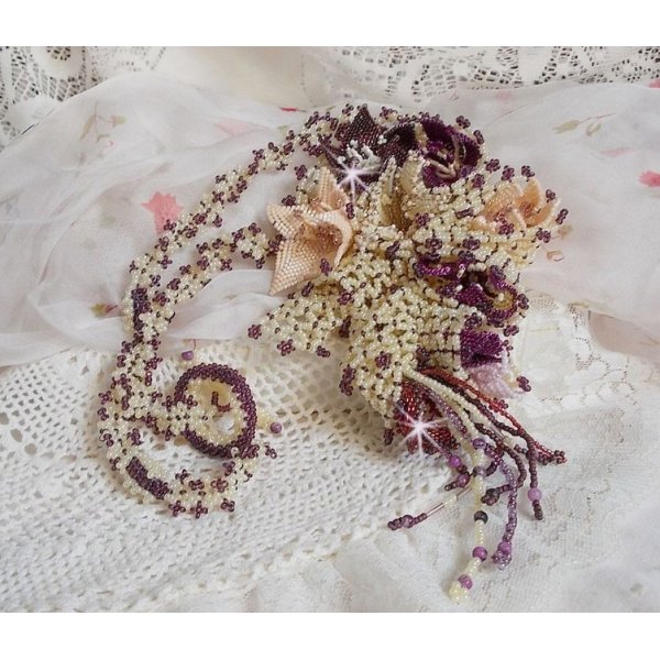 Halsk&aelig;de Les Floralies monteret med &aelig;delsten : Sugilite og Miyuki Delicas perler af forskellige farver 