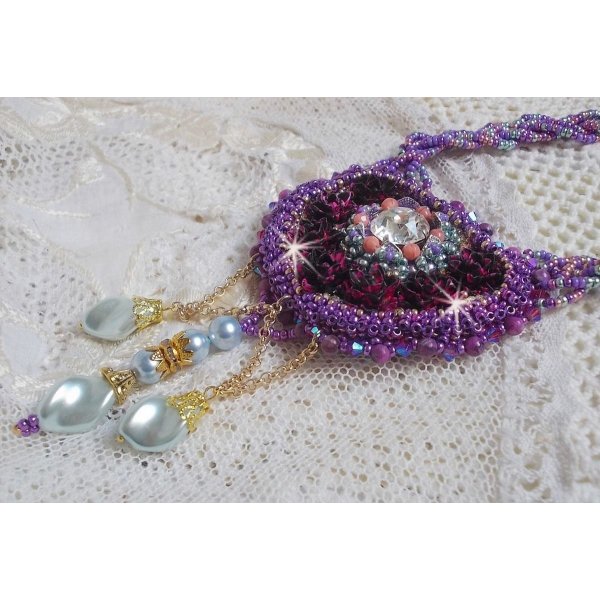 Freesia halsk&aelig;de broderet med Fuchsia resin roser marmoreret med Rose, Swarovski krystaller og fr&oslash;perler.