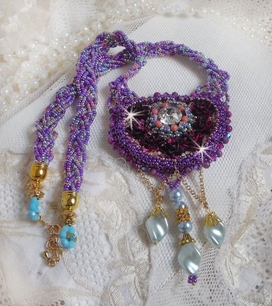 Freesia halsk&aelig;de broderet med Fuchsia resin roser marmoreret med Rose, Swarovski krystaller og fr&oslash;perler.