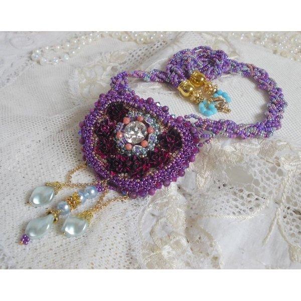 Freesia halsk&aelig;de broderet med Fuchsia resin roser marmoreret med Rose, Swarovski krystaller og fr&oslash;perler.