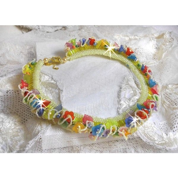 Garden Flowers halsk&aelig;de med Frosted blomster, stenbjerge, gule r&oslash;r, Lucite blomster og stenbjerge