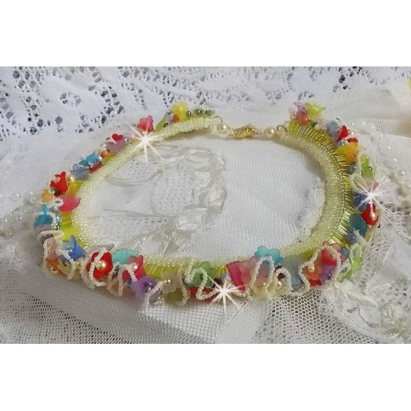 Garden Flowers halsk&aelig;de med Frosted blomster, stenbjerge, gule r&oslash;r, Lucite blomster og stenbjerge