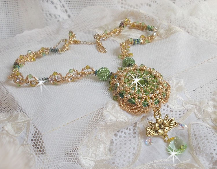 Garden Party halskæde broderet med en grøn Bohemian Crystal, Swarovski perler og Miyuki frøperler