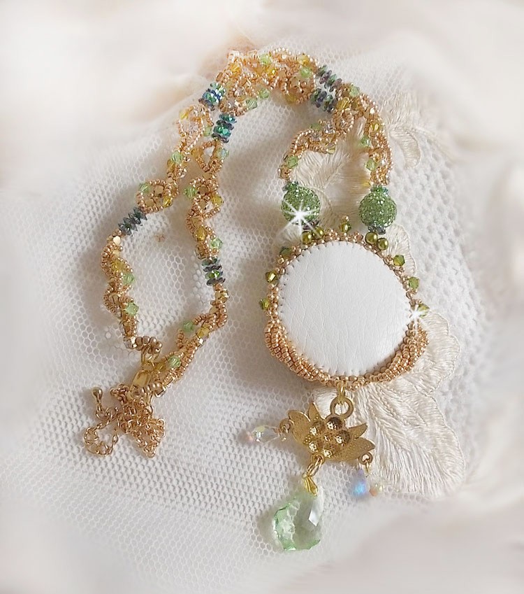Garden Party halskæde broderet med en grøn Bohemian Crystal, Swarovski perler og Miyuki frøperler