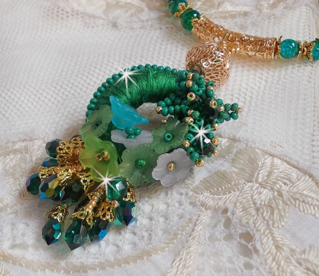 Green Iris halskæde broderet med smaragdgrøn DMC bomuld, Swarovski krystaller, resin perler og frøperler