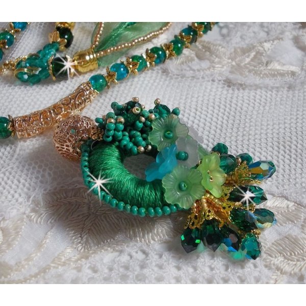 Green Iris halsk&aelig;de broderet med smaragdgr&oslash;n DMC bomuld, Swarovski krystaller, resin perler og fr&oslash;perler