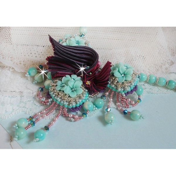 Blue Flowers Haute-Couture halsk&aelig;de broderet med Swarovski-krystaller, et tr&oslash;ffel/hindb&aelig;r silkeb&aring;nd og fr&oslash;perler