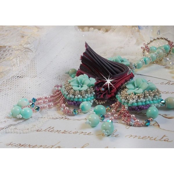 Blue Flowers Haute-Couture halsk&aelig;de broderet med Swarovski-krystaller, et tr&oslash;ffel/hindb&aelig;r silkeb&aring;nd og fr&oslash;perler