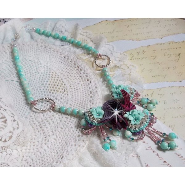 Blue Flowers Haute-Couture halsk&aelig;de broderet med Swarovski-krystaller, et tr&oslash;ffel/hindb&aelig;r silkeb&aring;nd og fr&oslash;perler