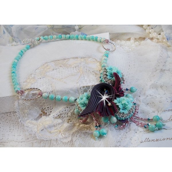 Blue Flowers Haute-Couture halsk&aelig;de broderet med Swarovski-krystaller, et tr&oslash;ffel/hindb&aelig;r silkeb&aring;nd og fr&oslash;perler