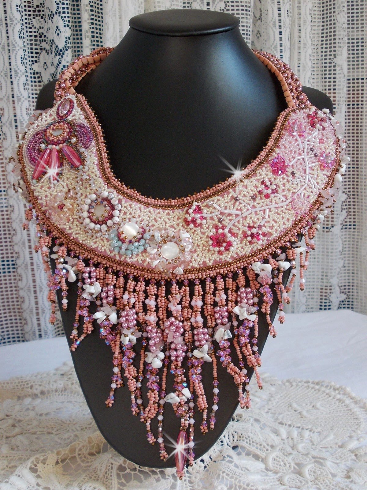Rose Royale halsk&aelig;de, broderet med halv&aelig;delperler, Swarovski krystal og forskellige perler af Haute-Couture kvalitet
