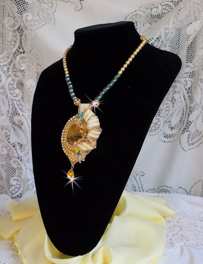 Haute-Couture Sunflower Gold vedhæng broderet med 24 karat forgyldte frøperler, en opal fra Madagaskar og Swarovski-krystaller.