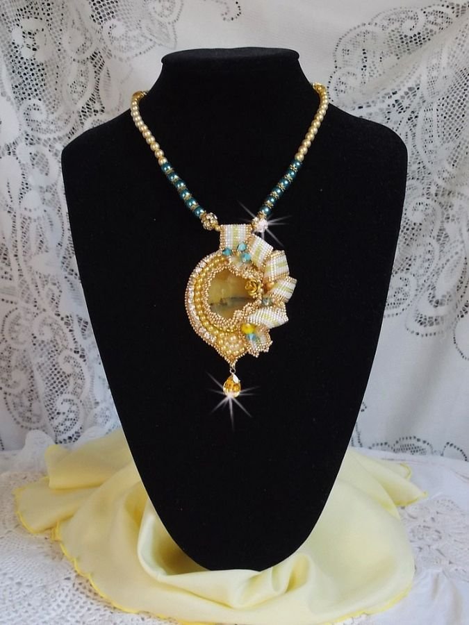 Haute-Couture Sunflower Gold vedhæng broderet med 24 karat forgyldte frøperler, en opal fra Madagaskar og Swarovski-krystaller.