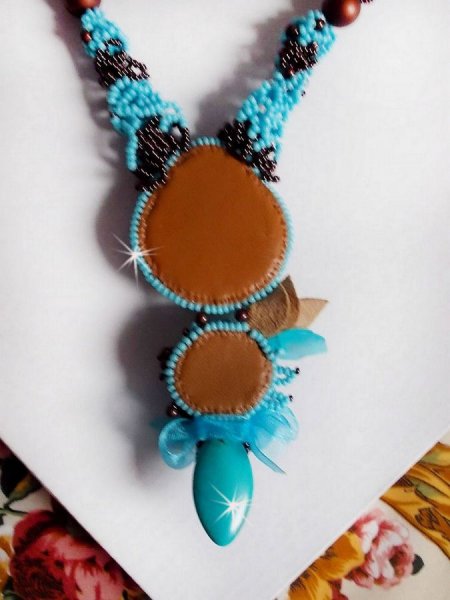 Haute-Couture Turkis halsk&aelig;de broderet med Swarovski-krystaller og halv&aelig;delstene