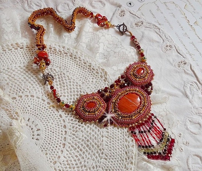 R&oslash;d jaspis halsk&aelig;de med halv&aelig;delsten R&oslash;d jaspis med Swarovski krystaller, cloisonne perler, Muranos og fr&oslash;perler