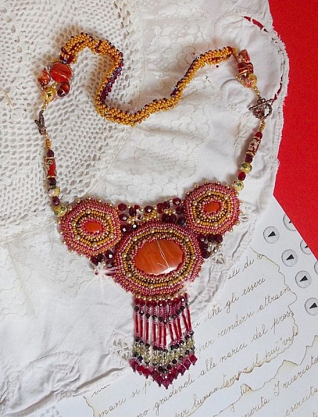 R&oslash;d jaspis halsk&aelig;de med halv&aelig;delsten R&oslash;d jaspis med Swarovski krystaller, cloisonne perler, Muranos og fr&oslash;perler