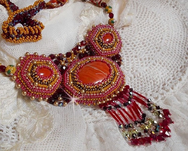 R&oslash;d jaspis halsk&aelig;de med halv&aelig;delsten R&oslash;d jaspis med Swarovski krystaller, cloisonne perler, Muranos og fr&oslash;perler