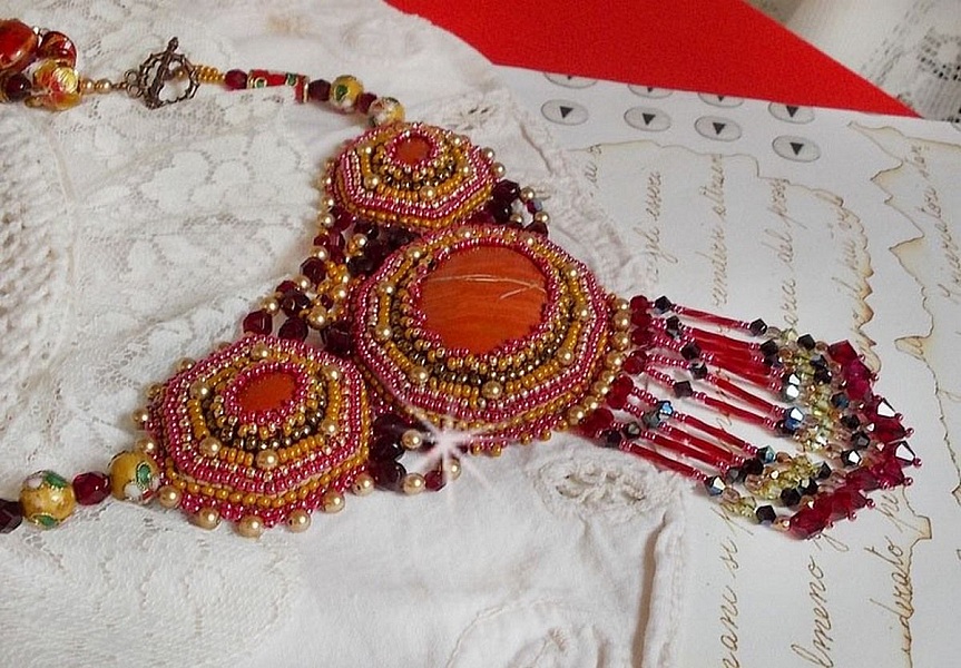 R&oslash;d jaspis halsk&aelig;de med halv&aelig;delsten R&oslash;d jaspis med Swarovski krystaller, cloisonne perler, Muranos og fr&oslash;perler