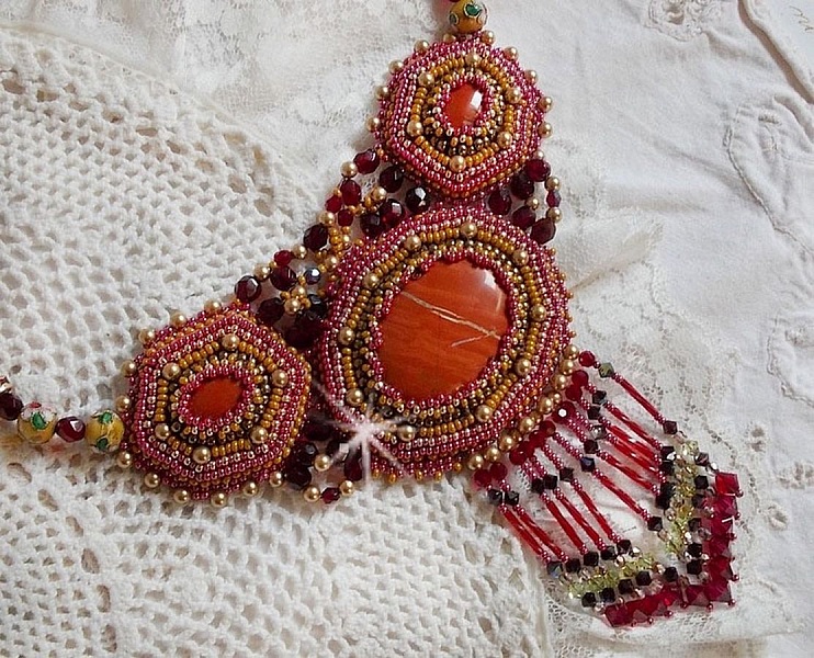 R&oslash;d jaspis halsk&aelig;de med halv&aelig;delsten R&oslash;d jaspis med Swarovski krystaller, cloisonne perler, Muranos og fr&oslash;perler