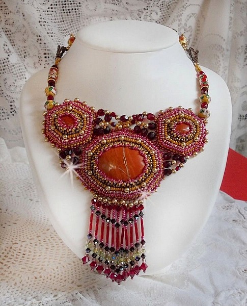 R&oslash;d jaspis halsk&aelig;de med halv&aelig;delsten R&oslash;d jaspis med Swarovski krystaller, cloisonne perler, Muranos og fr&oslash;perler