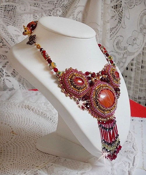 R&oslash;d jaspis halsk&aelig;de med halv&aelig;delsten R&oslash;d jaspis med Swarovski krystaller, cloisonne perler, Muranos og fr&oslash;perler