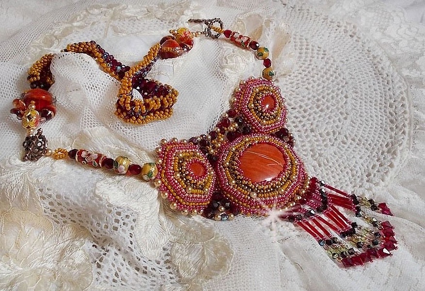 R&oslash;d jaspis halsk&aelig;de med halv&aelig;delsten R&oslash;d jaspis med Swarovski krystaller, cloisonne perler, Muranos og fr&oslash;perler