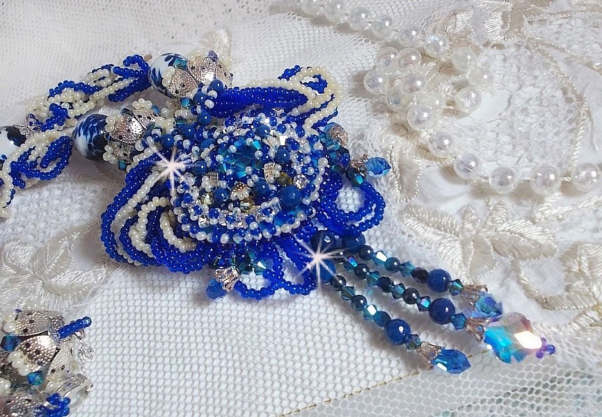 Lotus Flowers halsk&aelig;de broderet med Capri Blue/White venetianske perler og Swarovski-krystaller